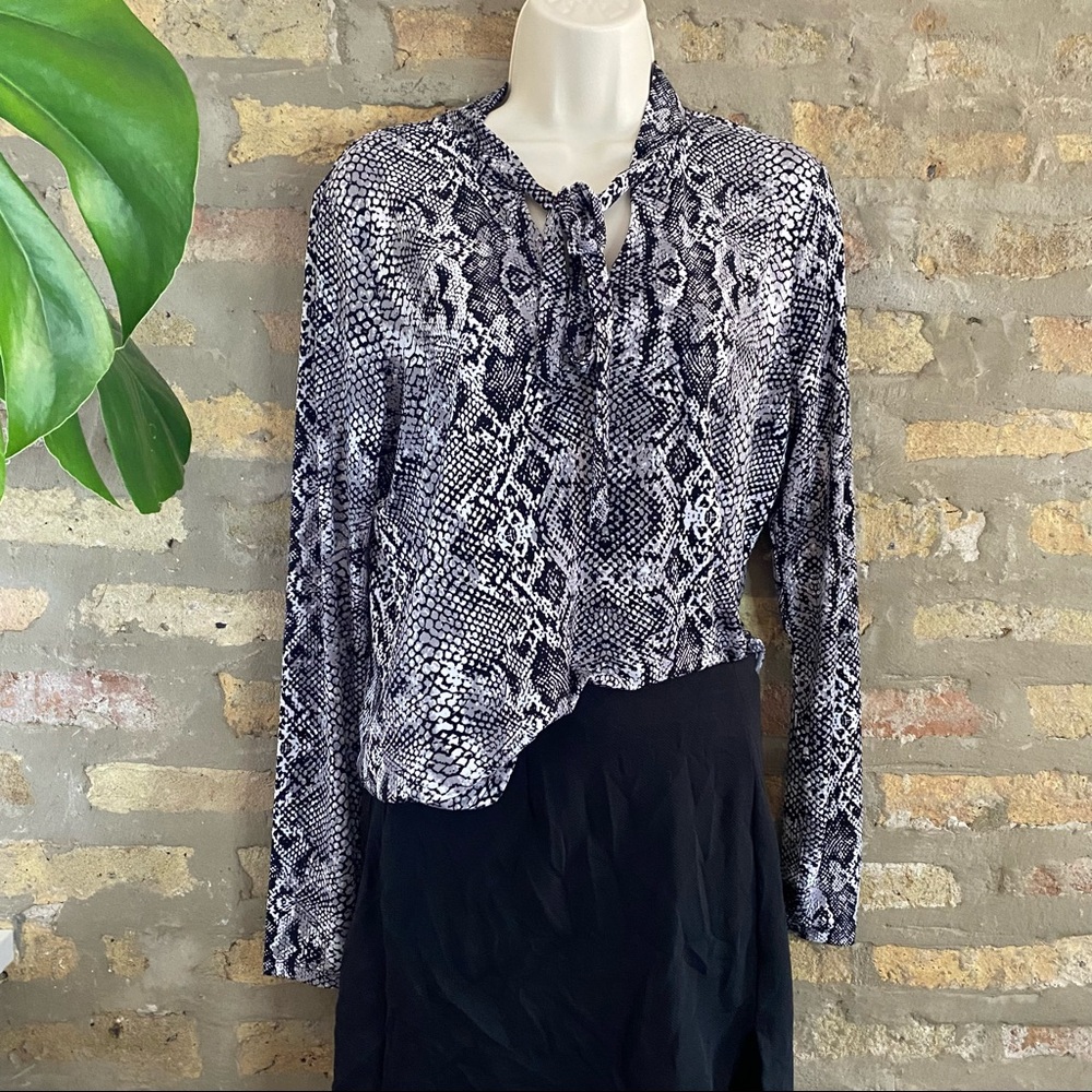 TAHARI ~ NWT Snakeskin Black and White Key Hole Long Sleeve Blouse